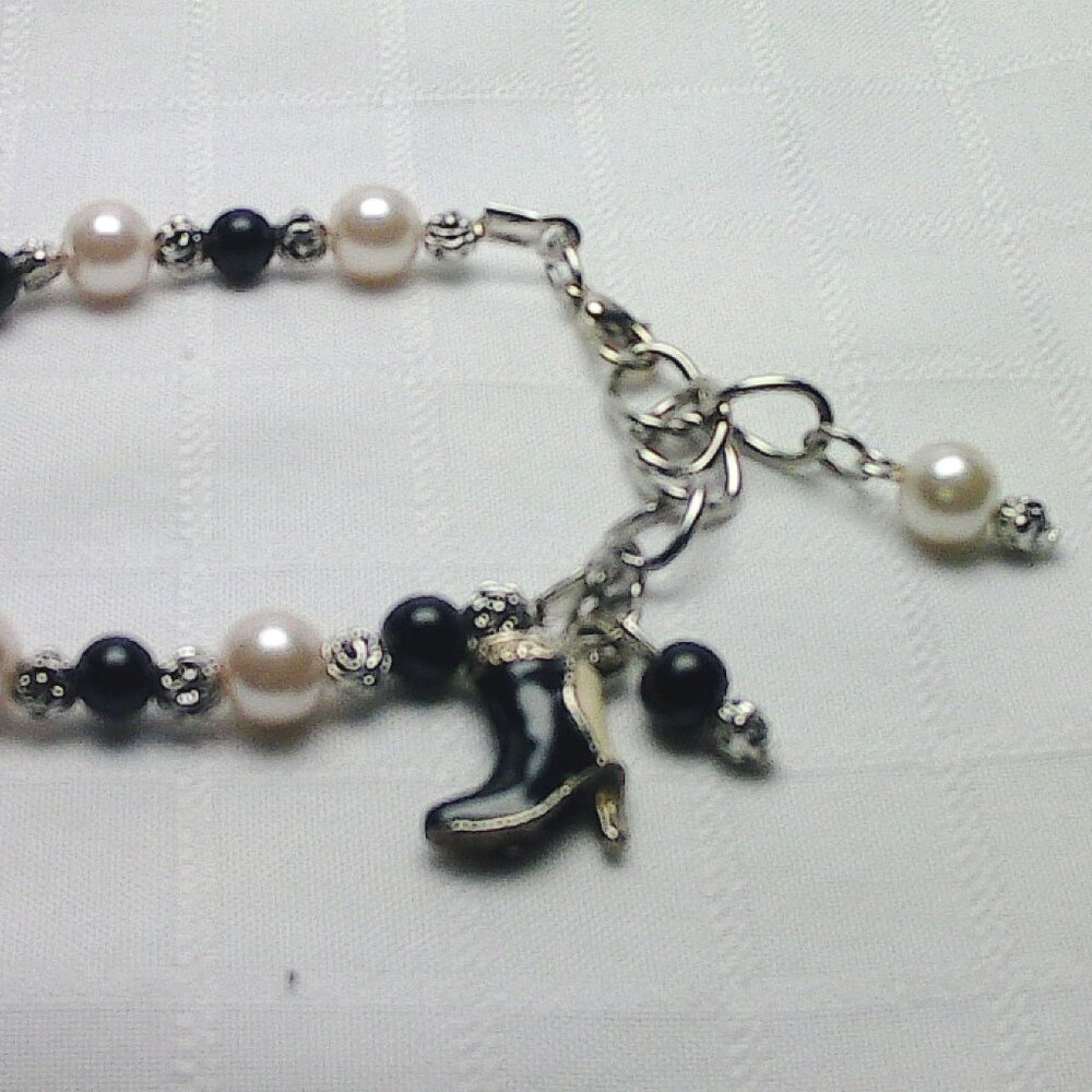 No 991 Handmade bracelet with three-dimensional enamelled silver shoe charm